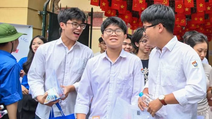 Thí sinh tham dự Kỳ thi tốt nghiệp trung học phổ thông năm 2026 tại điểm thi Trường THPT Trần Phú (Hoàn Kiếm, Hà Nội) (Ảnh: THẾ ĐẠI)