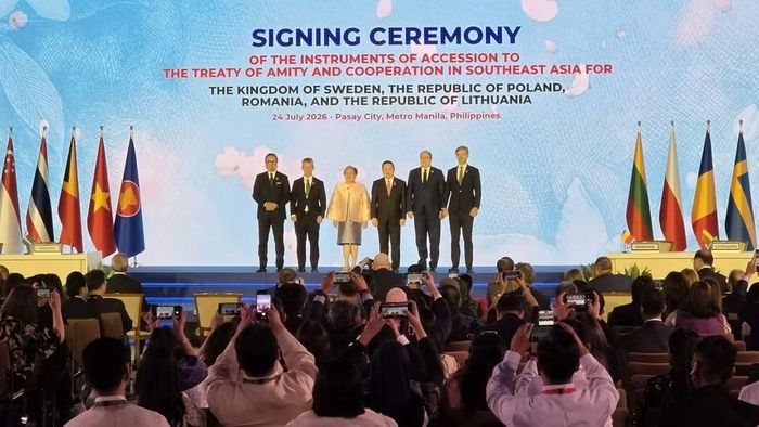 Bộ trưởng 4 nước mới gia nhập TAC và Bộ trưởng Ngoại giao Philippines Ma. Theresa P. Lazaro chụp ảnh lưu niệm. (Ảnh: Việt Dũng/PV TTXVN từ Philippines)