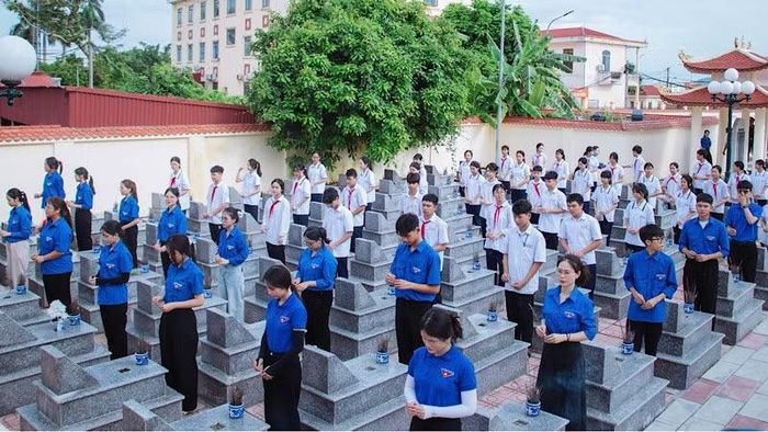 Các cấp bộ Đoàn thành phố Hải Phòng đã đồng loạt tổ chức ra quân chăm sóc phần mộ, dâng hương tưởng niệm tại 100% đền, đài tưởng niệm, nghĩa trang liệt sĩ và công trình ghi công liệt sĩ trên địa bàn thành phố. (Ảnh: Thành Đoàn Hải Phòng)