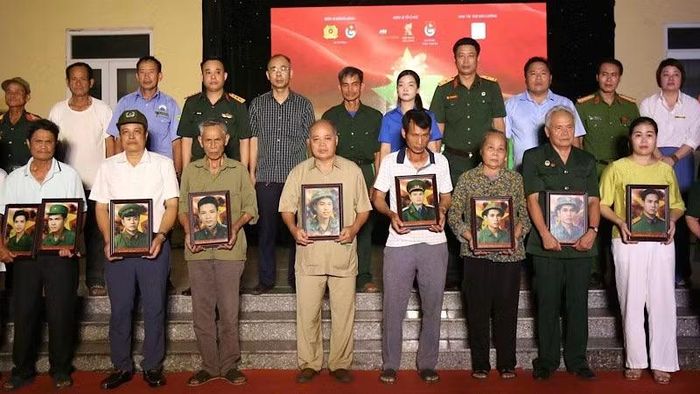 Dịp này, 400 bức ảnh liệt sĩ đã được các cấp bộ Đoàn toàn thành phố phục dựng và trao tặng tới thân nhân các gia đình chính sách. (Ảnh: Thành Đoàn Hải Phòng)