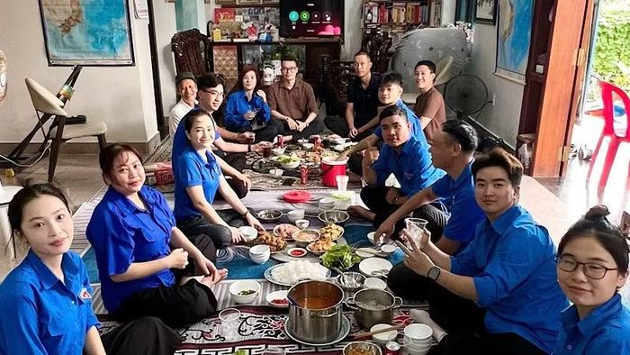 Những bữa cơm nghĩa tình thể hiện tình cảm, sự sẻ chia và lòng biết ơn của tuổi trẻ Hải Phòng đối với các thế hệ đi trước. (Ảnh: Thành Đoàn Hải Phòng)