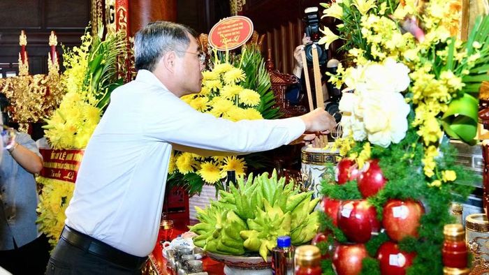 Thủ tướng Lê Minh Hưng dâng hương tưởng niệm Chủ tịch Hồ Chí Minh tại Di tích Đồi E2. (Ảnh: THANH GIANG)
