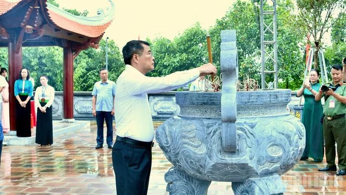 Thủ tướng Lê Minh Hưng dâng hương trước Nhà tưởng niệm Chủ tịch Hồ Chí Minh tại Di tích Đồi E2 (phường Điện Biên Phủ). (Ảnh: THANH GIANG)
