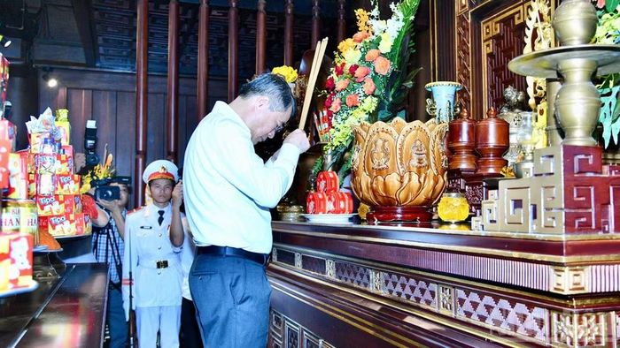 Thủ tướng Lê Minh Hưng dâng hương tưởng nhớ các Anh hùng liệt sĩ chiến trường Điện Biên Phủ. (Ảnh: THANH GIANG)