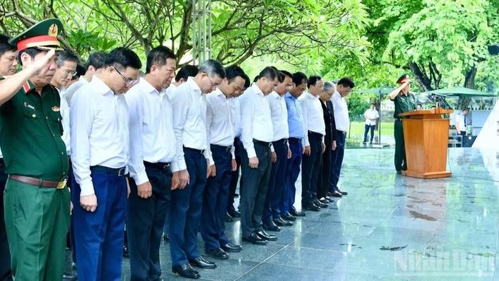 Thủ tướng Lê Minh Hưng và Đoàn công tác dành một phút mặc niệm tưởng nhớ các Anh hùng liệt sĩ tại Nghĩa trang Liệt sĩ quốc gia A1. (Ảnh: THANH GIANG)
