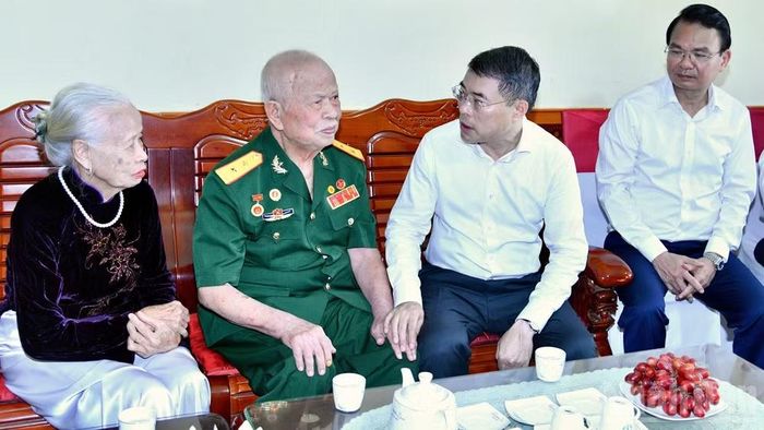 Thủ tướng Lê Minh Hưng ân cần thăm hỏi, động viên ông Phí Hương Dũng và gia đình. (Ảnh: THANH GIANG)