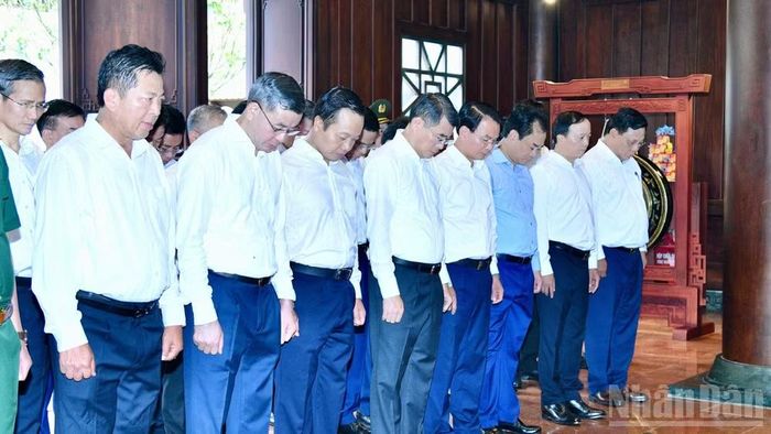 Thủ tướng Lê Minh Hưng và Đoàn công tác dành một phút mặc niệm tưởng nhớ các Anh hùng liệt sĩ chiến trường Điện Biên Phủ. (Ảnh: THANH GIANG)