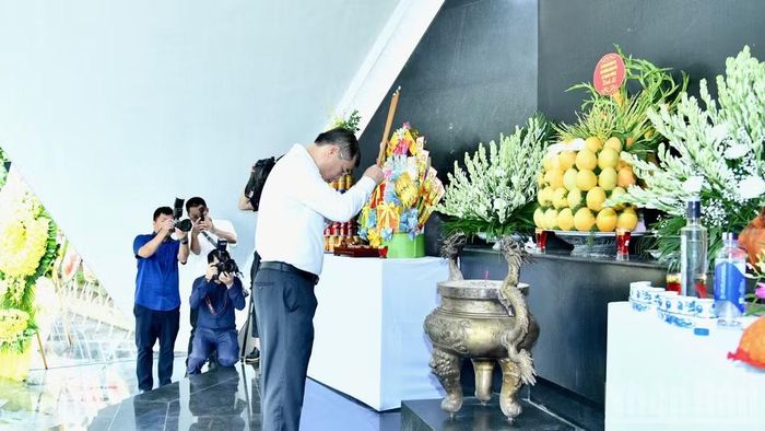 Thủ tướng Lê Minh Hưng dâng hương tưởng nhớ các Anh hùng liệt sĩ tại Nghĩa trang Liệt sĩ quốc gia A1. (Ảnh: THANH GIANG)