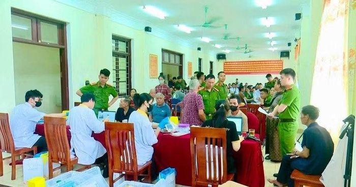 Công an xã Mường Ảng hỗ trợ và đón tiếp thân nhân liệt sĩ trên địa bàn tại điểm lấy mẫu ADN.