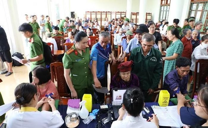  Điểm lấy mẫu tại nhà khách Trúc An trên địa bàn phường Điện Biên Phủ có đông thân nhân nhưng đều được đón tiếp, bố trí các bàn đợi khoa học. 