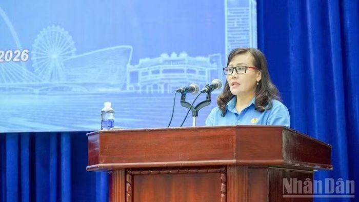 Phó Chủ tịch Liên đoàn Lao động thành phố Đà Nẵng Nguyễn Thị Ngọc Ánh phát biểu tại hội nghị.