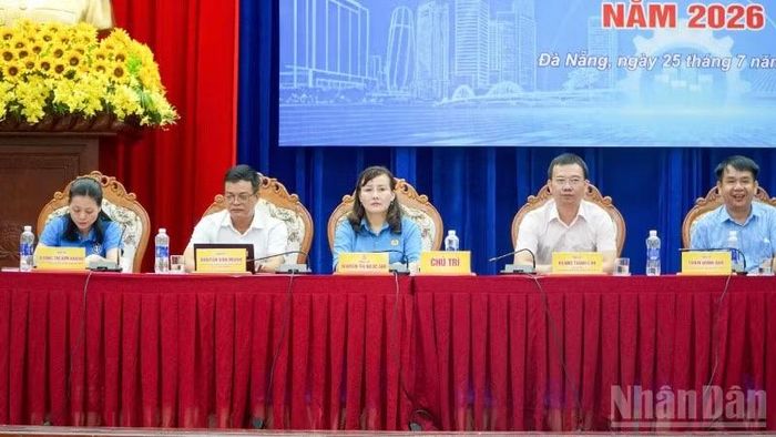 Các cơ quan chức năng trực tiếp lắng nghe, trao đổi, giải đáp những nội dung thuộc thẩm quyền ngay tại hội nghị.