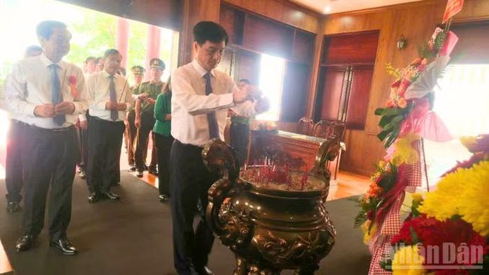 Đồng chí Nguyễn Duy Ngọc, Ủy viên Bộ Chính trị, Bí thư Trung ương Đảng, Trưởng Ban Tổ chức Trung ương cùng Đoàn đại biểu Trung ương và lãnh đạo thành phố Cần Thơ dâng hoa, dâng hương tại Nhà tưởng niệm Chủ tịch Hồ Chí Minh.
