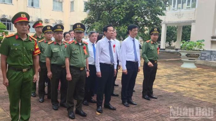 Đoàn đại biểu Trung ương và lãnh đạo thành phố Cần Thơ thực hiện nghi lễ dâng hoa, dâng hương tại Nhà tưởng niệm Chủ tịch Hồ Chí Minh.