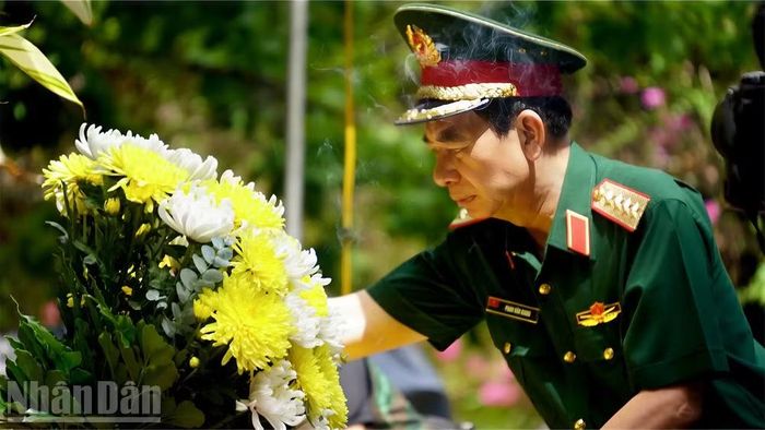 Đại tướng Phan Văn Giang dâng hương tại Tượng đài Cố Tổng Bí thư Trần Phú.