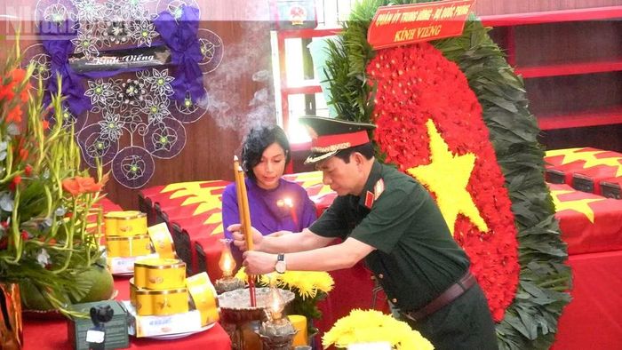 Đại tướng Phan Văn Giang dâng hương tại nhà lưu giữ hài cốt liệt sĩ ở Công viên Lê Thị Riêng.