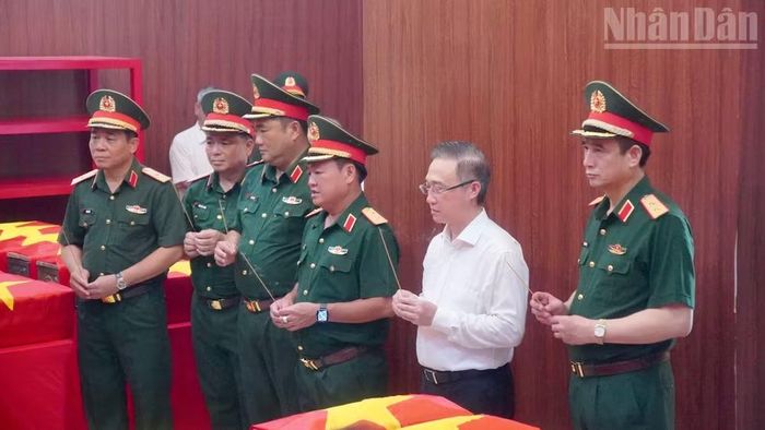Các đồng chí lãnh đạo Quân khu 7, Thành ủy Thành phố Hồ Chí Minh dâng hương.