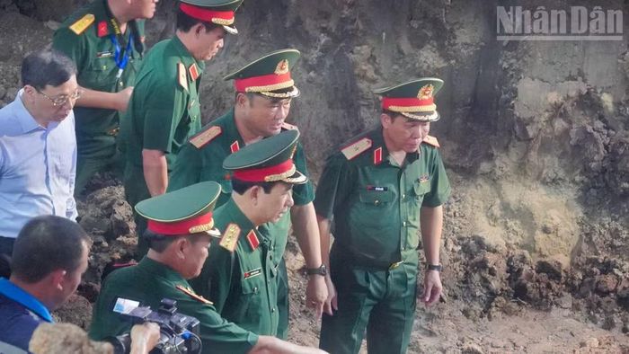 Đại tướng Phan Văn Giang thực địa tại khu vực tìm kiếm hài cốt liệt sĩ.