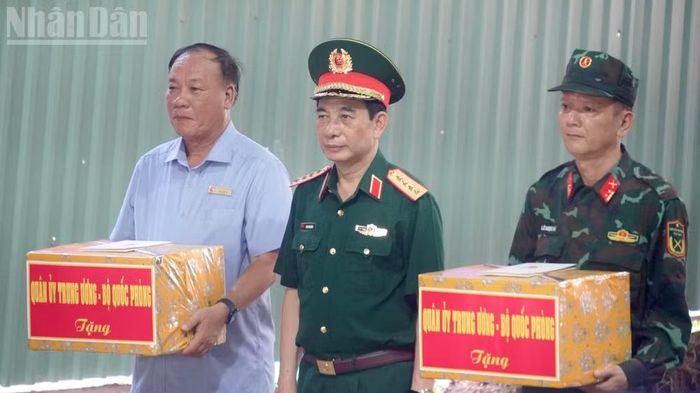 Đại tướng Phan Văn Giang trao quà động viên lực lượng làm nhiệm vụ tìm kiếm, quy tập hài cốt liệt sĩ tại Công viên Lê Thị Riêng.