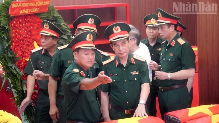 Trung tướng Trần Vinh Ngọc, Chính ủy Quân khu 7 báo cáo Đại tướng Phan Văn Giang về công tác quy tập hài cốt liệt sĩ tại Công viên Lê Thị Riêng.