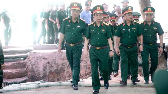 Đại tướng Phan Văn Giang tại khu vực tìm kiếm hài cốt liệt sĩ sáng 25/7.