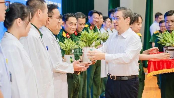 Chủ tịch Ủy ban Mặt trận Tổ quốc Việt Nam Thành phố Hồ Chí Minh Nguyễn Phước Lộc tặng cây cho y, bác sĩ tham gia chương trình.