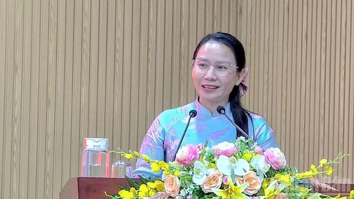 Tác giả Trịnh Hồng Nhi, Báo và Phát thanh Truyền hình Cà Mau phát biểu tham luận tại hội nghị.