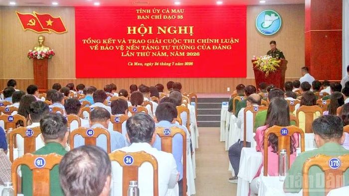 Quang cảnh hội nghị tổng kết và trao giải Cuộc thi chính luận về bảo vệ nền tảng tư tưởng của Đảng lần thứ V tại Cà Mau.