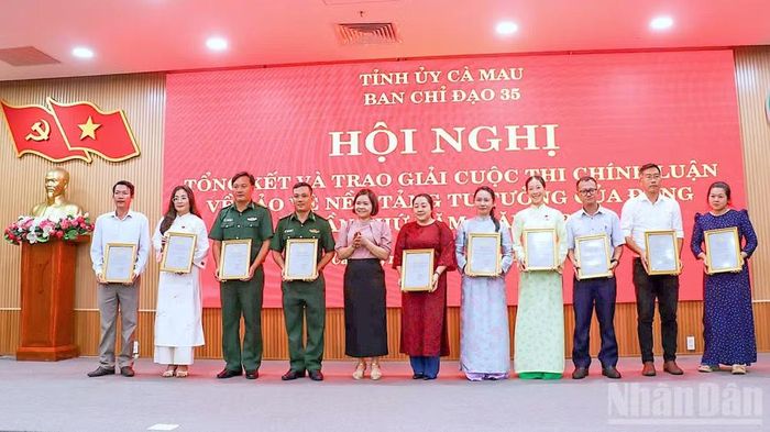 Đại diện Ban tổ chức trao tặng Bằng khen cho các tác giả đạt giải.