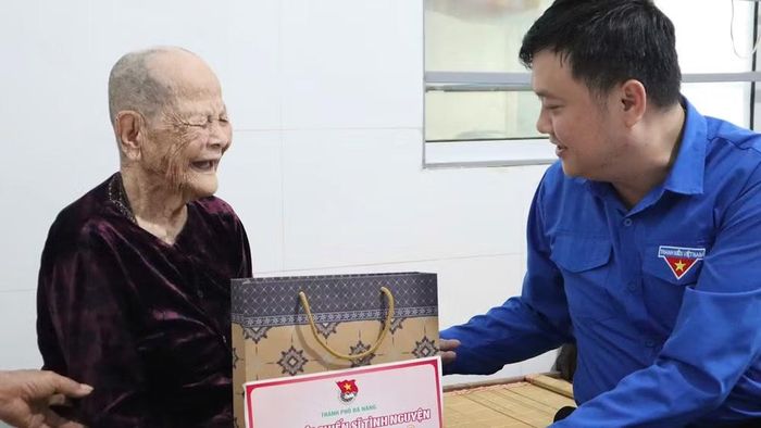 Thăm hỏi, tặng quà Mẹ Việt Nam Anh hùng trên địa bàn phường Hải Vân.