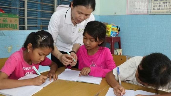 Cô giáo Võ Nguyên Thục Vân nhẹ nhàng cầm tay từng học sinh nắn nót từng nét chữ.