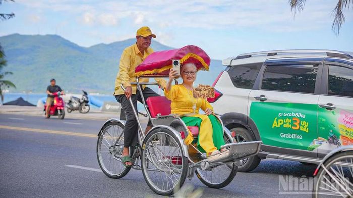 Nụ cười rạng ngời của du khách khi sử dụng dịch vụ xích lô chuyên nghiệp và trang trọng.
