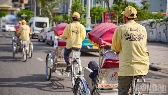  Bộ trang phục gồm áo sơ mi dài tay và mũ lưỡi trai mang tông màu vàng chủ đạo, thiết kế theo phong cách tối giản lấy cảm hứng từ tinh thần "Chạm về nguyên bản - Return to Origins" 