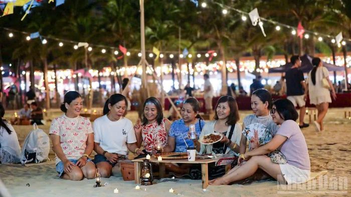 Người dân và du khách tận hưởng "Dạ tiệc Ánh sáng Biển".