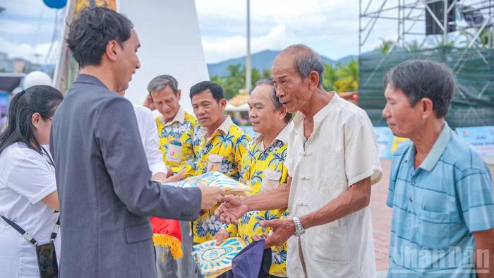 Đội xích lô du lịch Đà Nẵng được trao tặng bộ đồng phục mới.