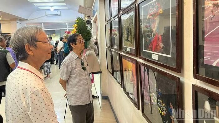 Khách mời tham quan triển lãm.