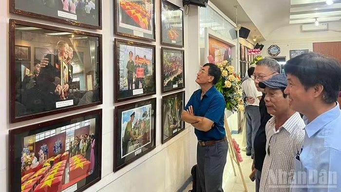 Các đại biểu tham quan triển lãm. (Ảnh: Linh Bảo).
