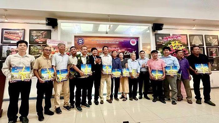 Hội Nhiếp ảnh Thành phố Hồ Chí Minh tặng sách cho các tác giả có tác phẩm tham gia triển lãm. (Ảnh: THÚY BÌNH)
