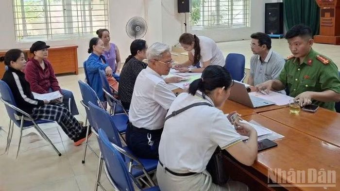 Một trong nhiều hoạt động giữa nhân dân với tổ công tác liên ngành tại Tổ dân phố 30 Mỹ Đình, Từ Liêm, Hà Nội. (Ảnh: CTV)