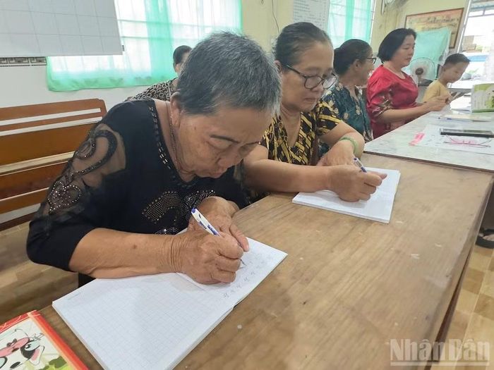 Dạy đọc, dạy viết cho người lớn tuổi bên cạnh việc bù đắp một thiếu hụt của quá khứ, còn giúp họ có điểm tựa bước vào đời sống hiện đại.