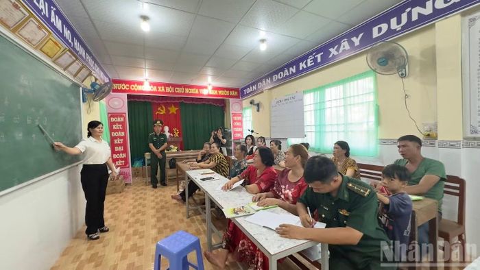 Chị Đào Thị Thanh An trực tiếp đứng lớp và duy trì đều đặn các buổi học hằng tuần.