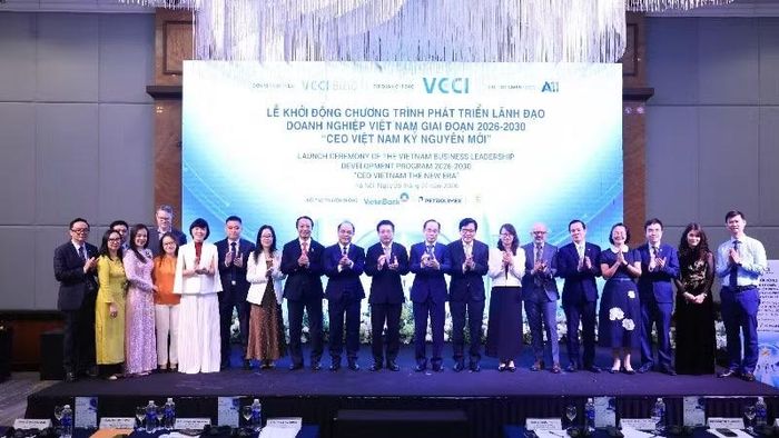 Các đại biểu tham dự chương trình “CEO Việt Nam Kỷ nguyên mới” giai đoạn 2026-2030 chụp ảnh lưu niệm tại sự kiện.