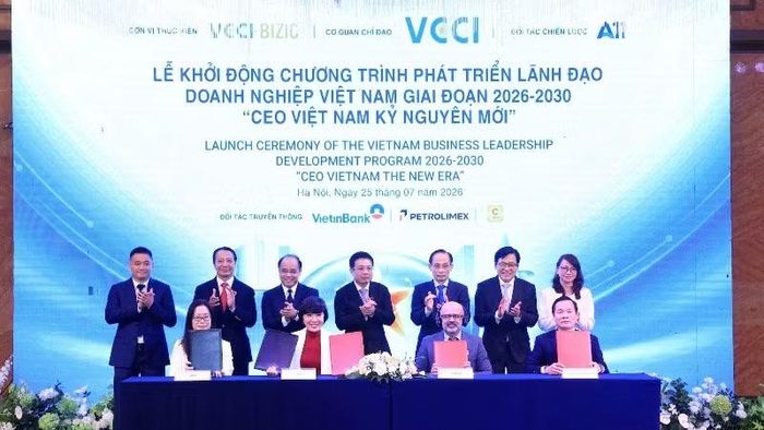 Ủy viên Bộ Chính trị, Bộ trưởng Ngoại giao Lê Hoài Trung; Chủ tịch VCCI Hồ Sỹ Hùng cùng các lãnh đạo chứng kiến ký thỏa thuận hợp tác giữa các đối tác triển khai chương trình “CEO Việt Nam Kỷ nguyên mới” giai đoạn 2026-2030.