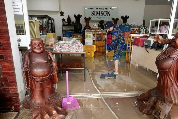  Chiến sĩ Vùng 5 Hải quân hỗ trợ người dân dọn dẹp bùn đất, vệ sinh nhà cửa. (Ảnh: Vùng 5 Hải quân cung cấp) 