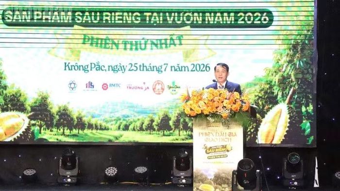 Chủ tịch Ủy ban nhân dân xã Krông Pắc Lại Đức Đại phát biểu tại phiên đấu giá.
