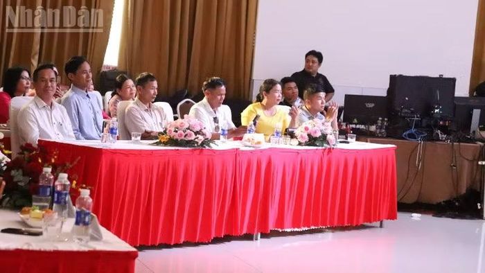 Các hộ dân có vườn sầu riêng bán đấu giá tham dự buổi đấu giá.