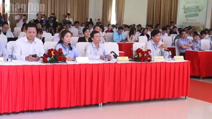 Các đại biểu dự phiên đấu giá.