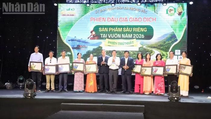 Lãnh đạo Sở Văn hóa, Thể thao và Du lịch và xã Krông Pắc trao giấy chứng nhận cho 10 hộ dân có vườn sầu riêng bán đấu giá.