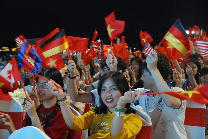 Hơn 100 thanh niên, sinh viên người Việt Nam ở nước ngoài đến từ 32 quốc gia và vùng lãnh thổ đã tham dự Lễ bế mạc chương trình Trại hè Việt Nam 2026. (Ảnh: Ủy ban Nhà nước về người Việt Nam ở nước ngoài cung cấp)