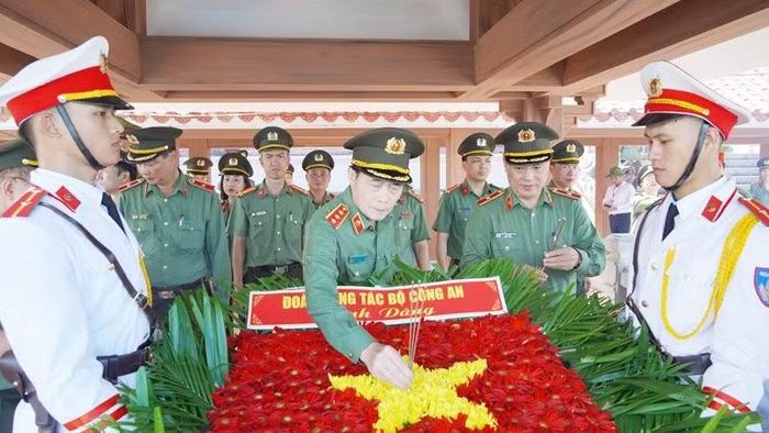 Thượng tướng Lê Quốc Hùng cùng đoàn công tác thực hiện nghi thức dâng hoa, dâng hương cho các Anh hùng liệt sĩ ở Bến thả hoa sông Thạch Hãn.